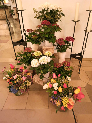 Die vielen mitgebrachten Blumen unter der Marienstatue