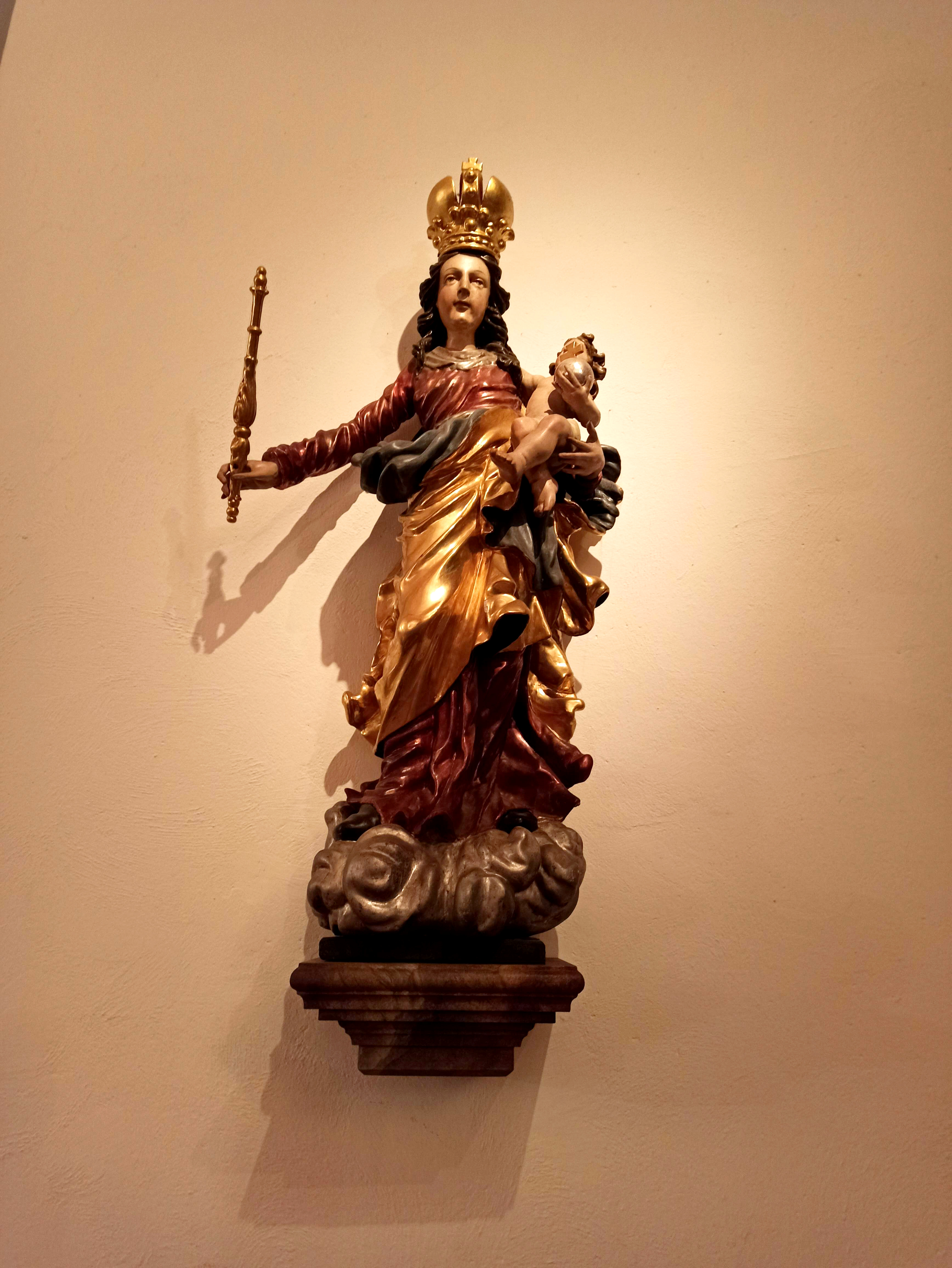 Der Mai ist der Gottesmutter Maria gewidmet.