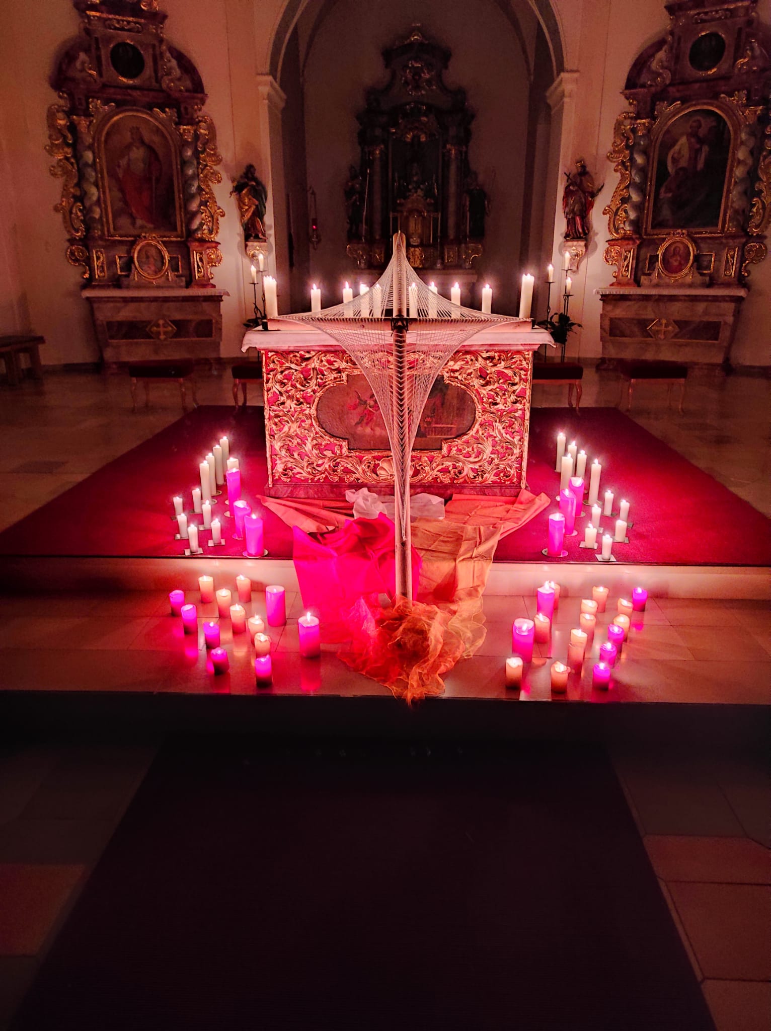 Bei der Nacht der Lichter wurde der Altar mit vielen Kerzen wunderbar geschmückt.