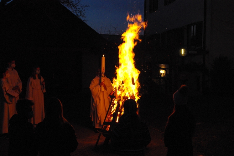 Pfarrer Raja entzündet die Osterkerze.