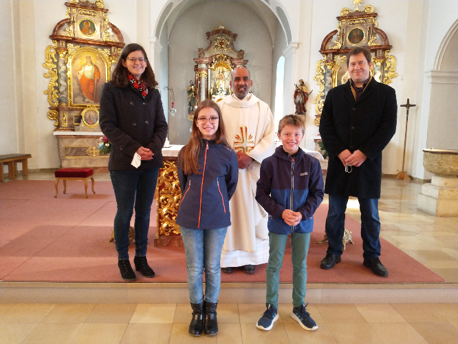 Die beiden neuen Minis Judith Held und Hannes Ebner mit Pfarrer Raja und den Minis-Betreuern Steffi Grünbeck und Markus Sedlmeier